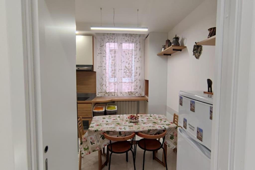 Elegante Alloggio Zona Storica Lecco Exterior foto